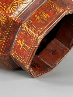 Imagen de Pieza China en madera tallada, laqueada y dorada