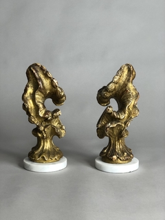 Finials italianas en madera tallada y dorada con mármol en internet