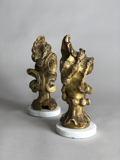 Finials italianas en madera tallada y dorada con mármol - comprar online