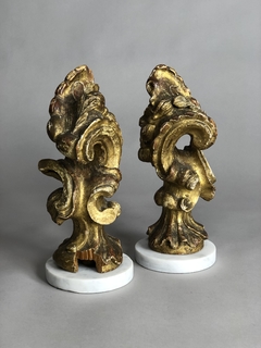 Finials italianas en madera tallada y dorada con mármol