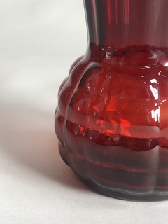 Florero en vidrio con cuello copa color rubí - comprar online