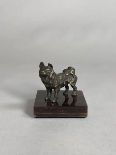 Escultura de perro en bronce