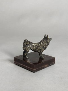 Escultura de perro en bronce en internet