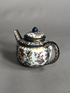 Tetera de porcelana China con decoración Armorial - comprar online