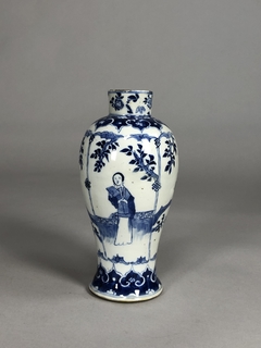 Jarrón porcelana China azul y blanca con personajes, ramas y flores
