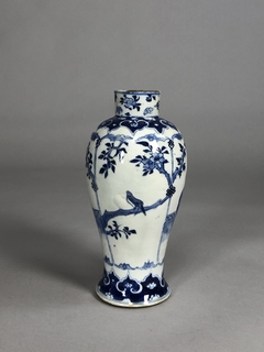 Jarrón porcelana China azul y blanca con personajes, ramas y flores - comprar online