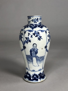 Jarrón porcelana China azul y blanca con personajes, ramas y flores en internet