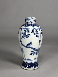Jarrón porcelana China azul y blanca con personajes, ramas y flores - Mayflower