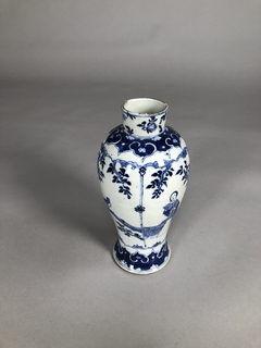 Jarrón porcelana China azul y blanca con personajes, ramas y flores - tienda online