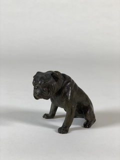 Escultura de perro en bronce empavonado