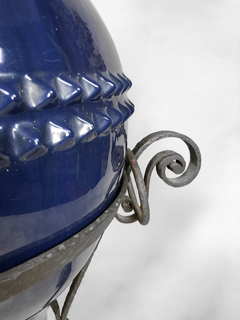 Vasija Española de mayólica azul con base de hierro - Mayflower