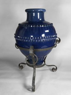 Vasija Española de mayólica azul con base de hierro