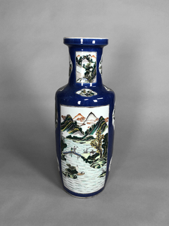 Jarrón en porcelana China con escenas en reserva sobre fondo azul, Circa 1880 - comprar online