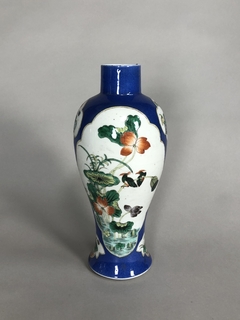 Vaso en porcelana Bleu de chine con reserva floral y aves. Siglo XIX