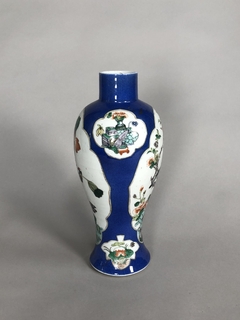 Vaso en porcelana Bleu de chine con reserva floral y aves. Siglo XIX - comprar online