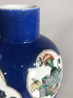 Vaso en porcelana Bleu de chine con reserva floral y aves. Siglo XIX en internet