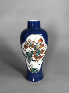 Vaso Bleu de Chine con escenas costumbristas en reserva. Siglo XIX