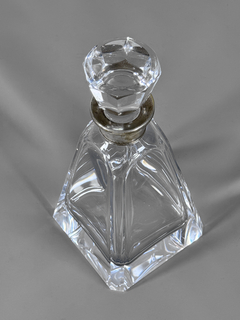 Botellón Art-Deco en cristal hialino con cuello en metal plateado - tienda online