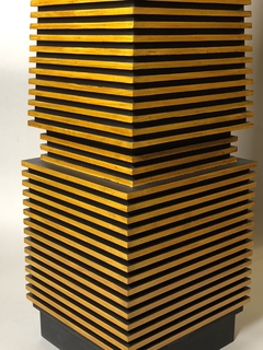 Obeliscos de madera de L. Schmidt