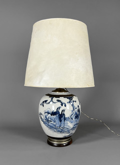 Lámpara de porcelana China celadón con escenas costumbristas en azul