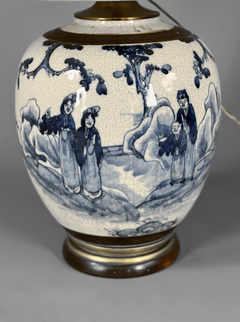 Lámpara de porcelana China celadón con escenas costumbristas en azul - comprar online