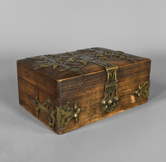 Caja de madera y bronce