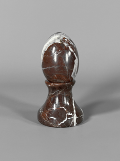 Imagen de Huevo en mármol granate veteado con base