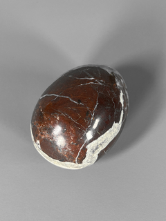 Huevo en mármol granate veteado con base en internet