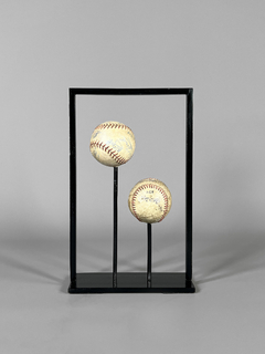 Escultura de diseño con pelotas de beisbol firmadas