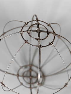 Esfera en alambre de hierro por Jesus Lillo - Mayflower