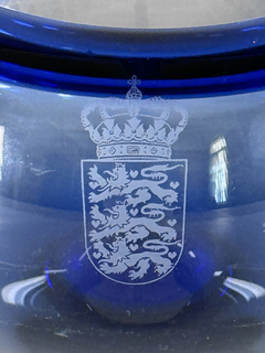 Bowl Dinamarqués en cristal azul con escudo de armas en internet