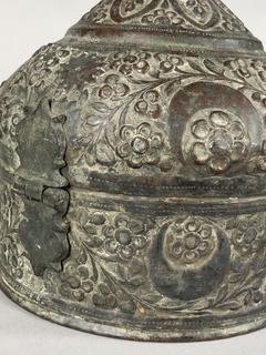 Caja Indú bronce cincelado y empavonado
