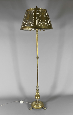 Lámpara de pie Holandesa en bronce cincelado y calado.