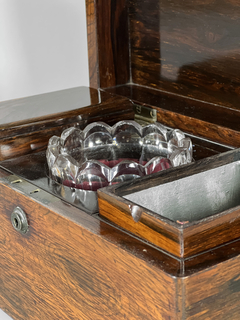 Caja Tea Caddy Inglesa época Jorge IV en rosewood. Circa 1850 en internet