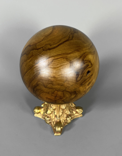 Esfera en madera de olivo y bronce en internet