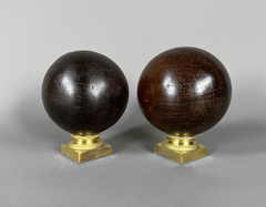 Esfera de madera con base en bronce