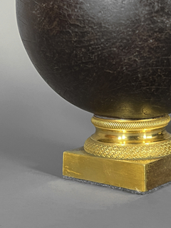 Esfera de madera con base en bronce - comprar online