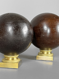Esfera de madera con base en bronce en internet