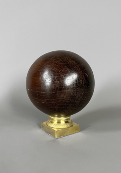 Esfera de madera con base en bronce - Mayflower