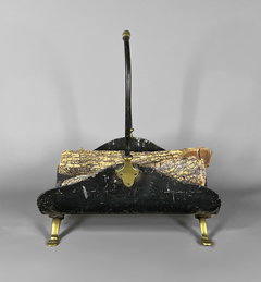 Leñero curvo realizado en hierro y bronce
