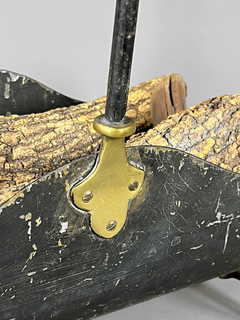 Leñero curvo realizado en hierro y bronce en internet