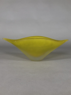 Centro de cristal amarillo, forma naveta