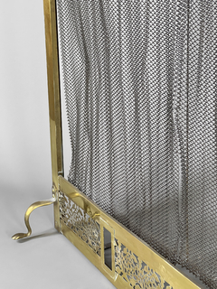 Chispero de bronce con cortina de malla negra. en internet