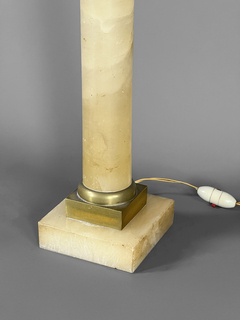 Lámpara Francesa columna de alabastro con apliques en bronce - comprar online