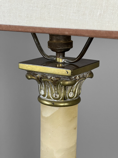 Lámpara Francesa columna de alabastro con apliques en bronce en internet