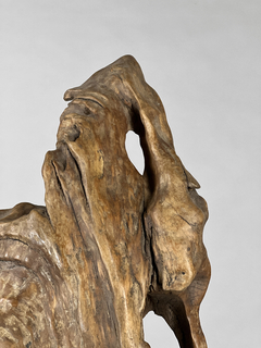 Escultura de Eduardo Blaquier en madera y metal plateado en internet
