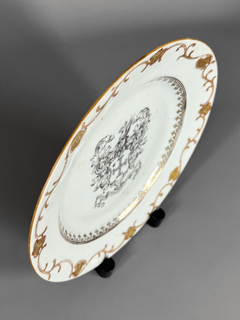 Plato en porcelana de compañia de indias, grisaille, con decoración en oro, siglo XVIII - comprar online