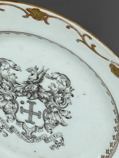 Plato en porcelana de compañia de indias, grisaille, con decoración en oro, siglo XVIII - tienda online