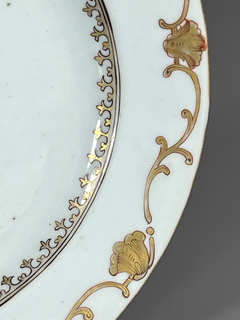 Plato en porcelana de compañia de indias, grisaille, con decoración en oro, siglo XVIII - Mayflower