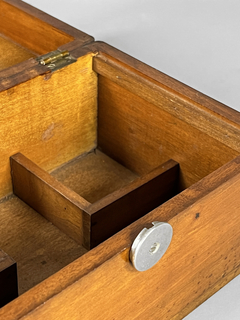 Imagen de Caja en madera de nogal con herrajes en cromo
